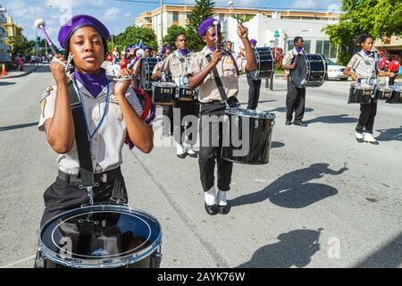 Miami Florida,North Miami,Winternational Thanksgiving Day Parade,ne 125th Street,local Celebration,Black Student Students Marching,Drum corp,beret,cym Banque D'Images