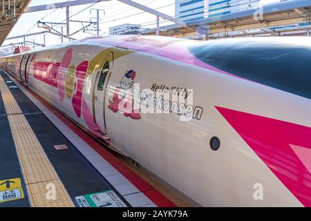 Train à grande vitesse Hello Kitty Shinkansen, service sur la ligne Sanyo Shinkansen. Exploité Par West Japan Railway Company ( Jr West ) Banque D'Images