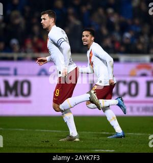 Bergame, Italie - 15 février 2020: Edin Dzeko (L) DE AS Roma célèbre après avoir marqué un but pendant la série UN match de football entre Atalanta BC et AS Roma. Atalanta BC a gagné 2-1 en TANT que Roma. Crédit: Nicolò Campo/Alay Live News Banque D'Images