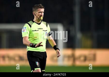 Bergame, Italie - 15 février 2020: L'arbitre Daniele Orsato gestuelle pendant le match de football de Serie A entre Atalanta BC et AS Roma. Atalanta BC a gagné 2-1 en TANT que Roma. Crédit: Nicolò Campo/Alay Live News Banque D'Images