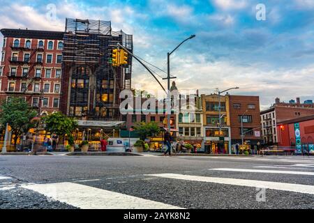 New YORK, États-Unis - OCTOBRE 07 : vue sur les bâtiments et les boutiques de la ville dans une rue de Greenwich Village à Manhattan le 07 octobre 2019 à New York Banque D'Images