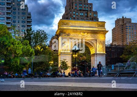 New YORK, États-Unis - OCTOBRE 08: C'est une vue nocturne de Washington Square Park, avec le célèbre arche le 08 octobre 2019 à New York Banque D'Images