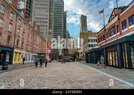 New YORK, États-Unis - OCTOBRE 08: C'est South Street dans le quartier historique de South Port dans le centre-ville près de la rivière le 08 octobre 2019 à New Yo Banque D'Images