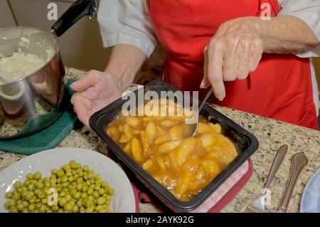 Une poêle de boulettes d'pommes chaudes vient de sortir du four pour préparer le dîner. Banque D'Images