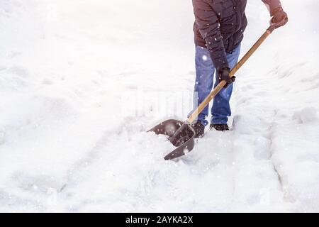 Service de nettoyage urbain hiver neige avec pelle après tempête de neige lumière du soleil Banque D'Images