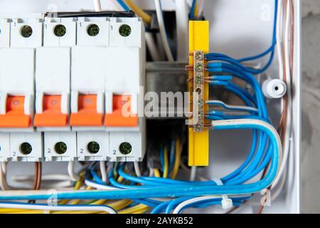 Tableau de commande électrique grand public pour boîtier domestique pour distribution et électricité fond blanc. Tension ininterrompue Banque D'Images