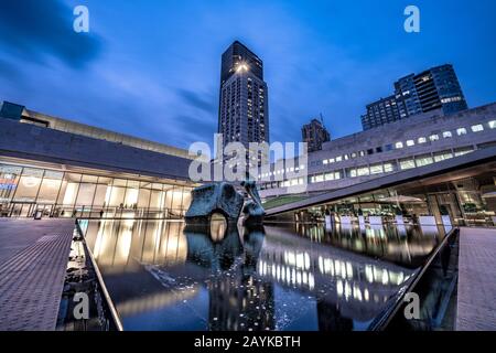 New YORK, États-Unis - OCTOBRE 09: C'est une vue nocturne du Lincoln Center for the Performing Arts, un célèbre centre de Manhattan le 09 octobre 2019 Banque D'Images