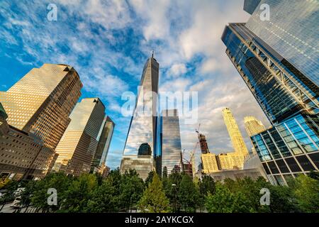 New YORK, États-Unis - 10 OCTOBRE : vue sur Le gratte-ciel Et les bâtiments du quartier financier Du One World Trade Center le 10 octobre 2019 à New York Banque D'Images