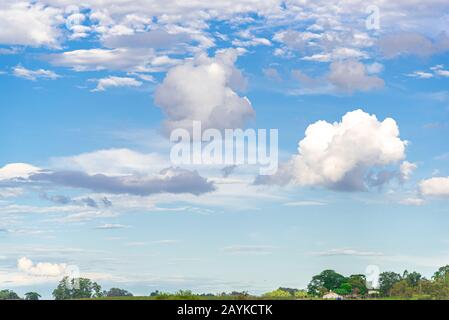 Ferme rurale au Brésil et nuages Cumulonimbus, qui sont les nuages les plus dangereux sur Terre. Ses dimensions horizontale et verticale sont si grandes que moi Banque D'Images