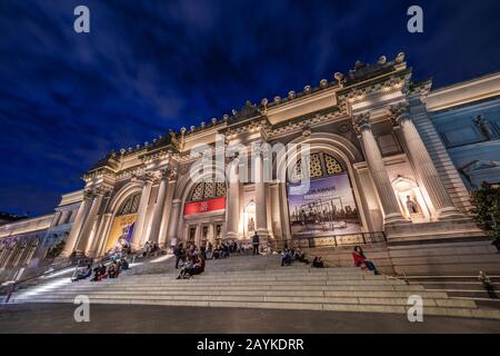 New YORK, États-Unis - 12 OCTOBRE : vue nocturne du Musée D'Art Moderne, une destination de voyage populaire sur la 5ème Avenue le 12 octobre 2019 à New York Banque D'Images