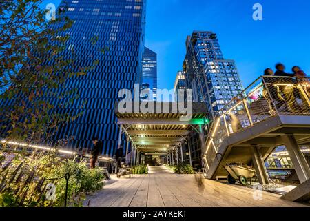 New YORK, États-Unis - 13 OCTOBRE: C'est une vue nocturne de la High Line, un parc de ville élevé à Manhattan le 13 octobre 2019 à New York Banque D'Images