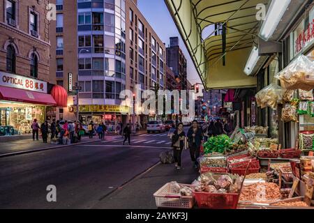 New YORK, États-Unis - 14 OCTOBRE : vue en soirée sur les boutiques dans une rue du quartier chinois le 14 octobre 2019 à New York Banque D'Images