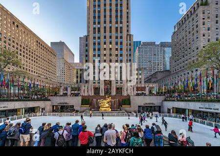 New YORK, États-Unis - 15 OCTOBRE : les gens qui regardent des patineurs sur la patinoire du célèbre Rockefeller Center de Manhattan le 15 octobre 2019 à New York Banque D'Images