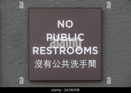 « pas de toilettes publiques » s'affiche en anglais et en chinois, dans le quartier chinois de San Francisco Banque D'Images