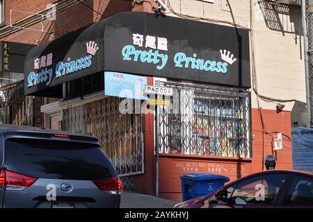 Boutique d'angle « Pretty Princess » avec le signe en anglais et en chinois. Quartier Chinois De San Francisco Banque D'Images