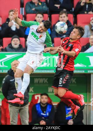 Augsbourg, Allemagne. 15 février 2020. Marco Richter (L) d'Augsbourg vies pour prendre la tête avec Amir Abrashi de Fribourg lors d'un match de Bundesliga allemand entre FC Augsburg et SC Freiburg à Augsburg, Allemagne, 15 février 2020. Crédit: Philippe Ruiz/Xinhua/Alay Live News Banque D'Images