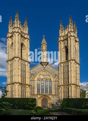 BOOTON, NORFOLK, Royaume-Uni - 14 JUIN 2018 : vue de la façade avant et des tours jumelles de l'église paroissiale de Saint Michel l'Archange à la lumière du soir Banque D'Images