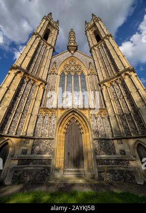 BOOTON, NORFOLK, Royaume-Uni - 14 JUIN 2018 : vue de la façade avant et des tours jumelles de l'église paroissiale de Saint Michel l'Archange à la lumière du soir Banque D'Images