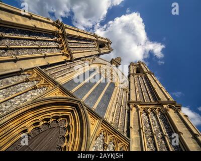 BOOTON, NORFOLK, Royaume-Uni - 14 JUIN 2018 : vue grand angle de la façade avant et des tours jumelles de l'église paroissiale de St Michael l'Archange en soirée Banque D'Images