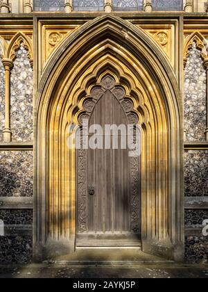 BOOTON, NORFOLK, Royaume-Uni - 14 JUIN 2018 : la porte voûtée de l'église paroissiale de Saint Michel l'Archange à la lumière du soir Banque D'Images