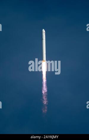 Wallops Island, États-Unis. 15 février 2020. La fusée Antares transportant le vaisseau spatial Cygnus cargo s'élève du centre de vol Wallops de la NASA à Wallops Island, en Virginie, aux États-Unis, le 15 février 2020. Une fusée américaine a été lancée samedi à partir du centre de vol Wallops de la NASA sur la côte est de Virginie, transportant du fret avec la mission de réapprovisionnement de l'agence spatiale pour la Station spatiale internationale (ISS). Crédit: Ting Shen/Xinhua/Alay Live News