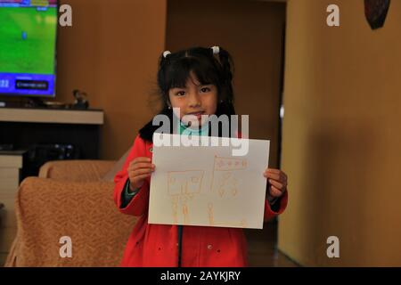 La Paz, Bolivie. 9 février 2020. Angie Borda, une jeune bolivienne de 5 ans, montre son dessin à l'appui de la lutte de la Chine contre le nouveau coronavirus à la Paz, en Bolivie, le 9 février 2020. Crédit: Meagan Hancock/Xinhua/Alay Live News Banque D'Images