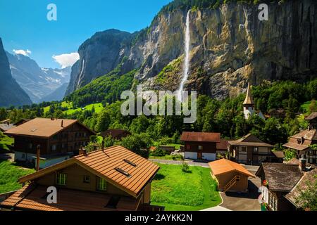 Admirable charmant village de montagne avec de hautes chutes d'eau et des chalets idyllique. Célèbre Voyage et lieu touristique, Lauterbrunnen village avec Staubbach Banque D'Images