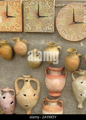 Old Brown Clay Pottery Artisanal Ceramics Mogs Souvenirs Marché Artisanal De Rue. Vaisseaux vintage cruches et horloges murales. Arrière-plan ancien Banque D'Images