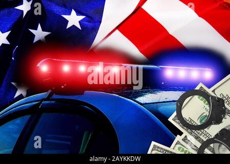 Silhouette floue et démocée de voiture de patrouille de la police routière avec alarme de barre lumineuse d'urgence, billets en dollars et menottes sur fond de drapeau américain Banque D'Images