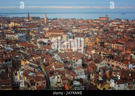 Vue aérienne sur les toits de Venise, la vieille ville et les bâtiments de maison en Italie. Vue sur les bâtiments traditionnels du centre de Venise. Horizon de la ville, vi Banque D'Images