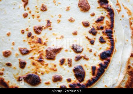 Les crêpes sont des produits à base de farine plate et ronde préparés à partir de pâte liquide en friture dans une poêle à frire. Se compose de farine, d'eau ou de lait, d'œufs, de beurre. Plat o Banque D'Images