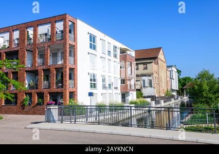 Le centre-ville contraste avec les bâtiments anciens et modernes d'Augsbourg Banque D'Images