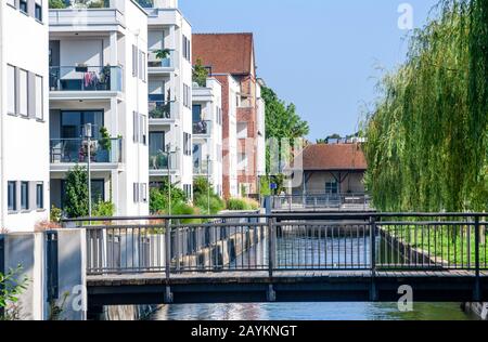 Le centre-ville contraste avec les bâtiments anciens et modernes d'Augsbourg Banque D'Images