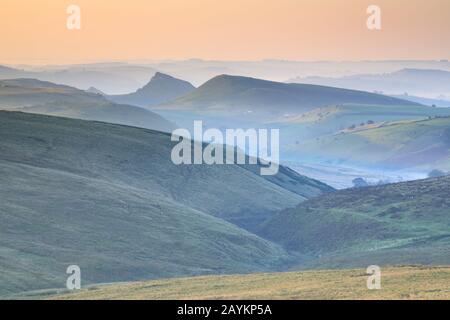 Vue sur Parkhouse Hill dans le parc national du Peak District depuis Ax Edge. Banque D'Images