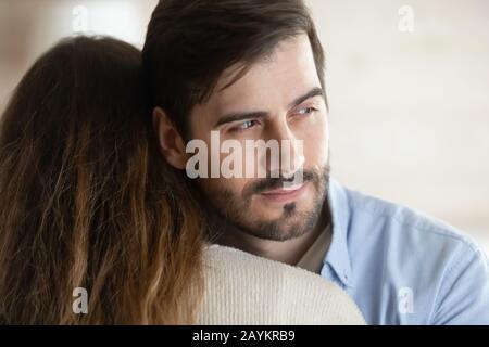 Le jeune homme pensif hug femme pense aux problèmes de relation Banque D'Images