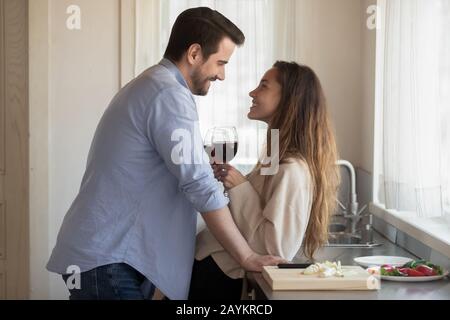 Les jeunes mariés adorent profiter d'une date romantique dans la cuisine Banque D'Images