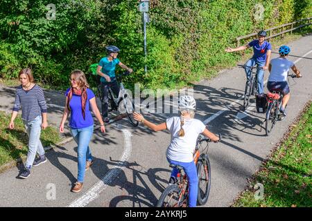 Cyclistes et piétons voyageant ensemble sur un vélo et un sentier Banque D'Images