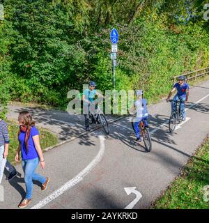 Cyclistes et piétons voyageant ensemble sur un vélo et un sentier Banque D'Images