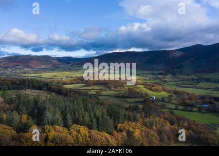 Superbe drone aérien vive automne paysage d'automne image de vue de Low Fell dans Lake District Banque D'Images