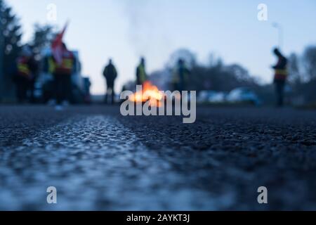 Peu profond des manifestants du mouvement des gilets jaunes (jaunes jaunes jaunes jaunes) à saint avold france Banque D'Images