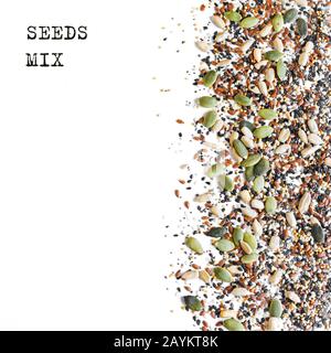 Mélange de graines saines pour Salades et plats sains. Pile de graines mixtes isolées sur fond blanc, vue de dessus, espace de copie. Banque D'Images