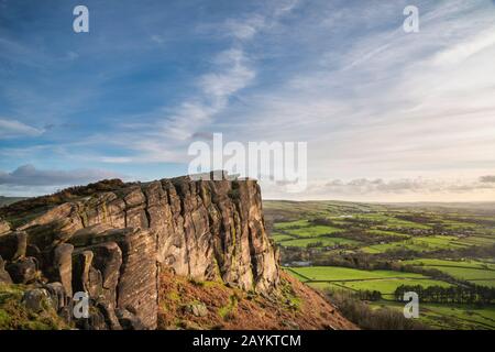 Magnifique Peak District paysage d'hiver de vue du sommet de Hen Cloud sur la campagne et vers le réservoir Tittesworth Banque D'Images