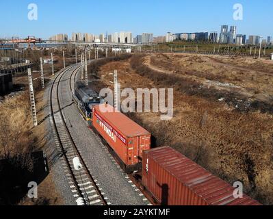 Pékin, Chine. 16 février 2020. La photo aérienne prise le 16 février 2020 montre un train de marchandises Chine-Europe au départ de la gare de Zhengzhou, province de Henan en Chine centrale. Crédit: Li An/Xinhua/Alay Live News Banque D'Images