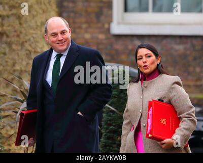 Londres, Royaume-Uni. 14 février 2020. Le secrétaire à la Défense Ben Wallace et le secrétaire d'État Priti Patel arrivent à la réunion extraordinaire du Cabinet après une nouvelle réunion. Banque D'Images