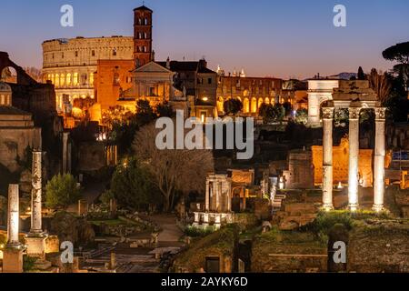 Vue sur les ruines du Forum romain au célèbre Colisée de Rome à l'aube Vue sur les ruines du Forum romain au célèbre Colisée de Rome à l'aube