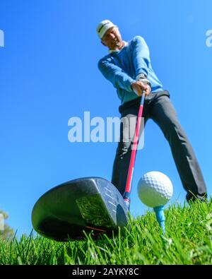 Joueur de golf de frapper une balle avec chauffeur Banque D'Images