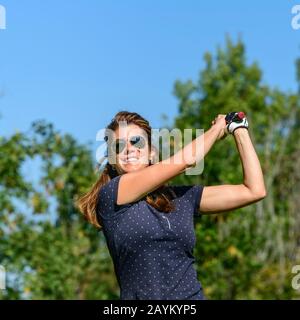 De bonne humeur woman playing golf Banque D'Images