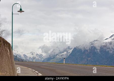 Neige, pic de tempête de Rothorn depuis la route menant par le village de St Gerold à Grosse Walsertal (vallée de Great Walser), Vorarlberg, Autriche Banque D'Images