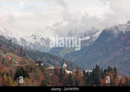 Neige, pic de tempête de Rothorn du village de Saint-Gerold avec le village alpin Blons en premier plan - Grosse Walsertal (vallée de Great Walser), Vorarlberg, au Banque D'Images