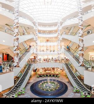 22 MAI 2018, LEIPZIG, ALLEMAGNE : vue intérieure du centre commercial Karstadt à Leipzig Banque D'Images